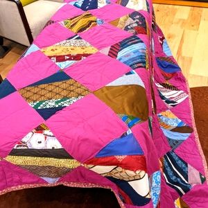 VNTG Beautiful handmade log cabin quilt